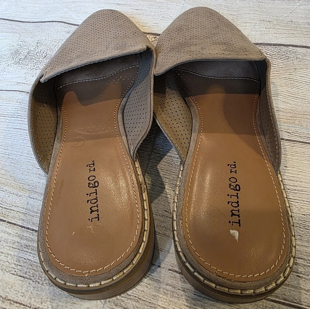 Indigo Rd. Size 10 Hayze Faux Suede Perforated Slip On Taupe Mule Almond Toe New - Picture 5 of 8